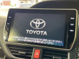【純正10型ナビ】人気の大型10インチナビを装備。存在感のある大画面はインパクト大!ナビ利用時のマップ表示は見やすく、テレビやDVDは臨場感がアップ!いつものドライブがグッと楽しくなります♪