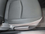 運転席シートはシートリフト機構付きで様々な体格の人に対応致します