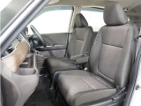 運転席と助手席は足元が繋がっているので自由に行き来しやすいので駐車場が狭いときでも助手席側からスムーズに乗り降りできて便利!