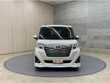 お車購入のポイントとなるフロントマスクです!シャープな目つきが印象的なデザインのヘッドランプです。