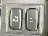 【両側パワースライドドア】スマートキーや運転席のスイッチで後席両側スライドドアの開閉が可能♪電動だから力を入れてドアを開ける必要が無く、小さなお子様でも簡単に開け閉めでき快適です♪