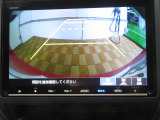 ギヤをRに入れるとナビの画面に後ろの映像が映るリヤカメラ付!後退時の安全確認やコンディションの悪い視界でもカラーバックモニターがドライバーをサポート☆☆☆