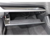 車検証ケースや取扱説明書は助手席の大型グローブボックスに収納可能。