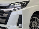 【LEDヘッドライト】悪天候や夜間走行時も良好な視界を確保し安心して運転できる高輝度LEDヘッドライトを装備!点灯速度が早く、消費電力も抑えられています。