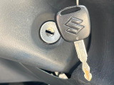 【キーレス】少し離れた場所からでもボタン一つでドアの開錠・施錠ができるのでとっても便利!ドアの鍵穴周りに傷をつけることもありません♪