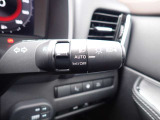 オートライト機能が装備されており暗い場所に入ると車両が検知しライトのON・OFFを自動的に切り替えてくれますので非常に便利な装備です♪