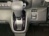 CVT車のセレクトレバーです。低速から高速まで、変速ショックのないスムーズな走りと、エンジン効率のよい領域を維持して燃費にも貢献します。サイドブレーキはスイッチ操作の電子制御パーキングブレーキです。