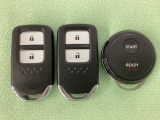 スマートキーを装備しています。鍵を差し込むことなくドアロックの開け閉めと、スタートボタン操作でのエンジンスタートができます。加えて、純正リモコンエンジンスターター用の操作キーもついています。