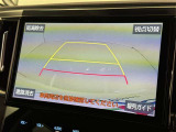 後方の見える安心をお届けするバックガイドモニター付:バックするときのアシストラインもあって楽々バック!車庫入れや縦列駐車をサポートし、苦手な駐車も安心です!今やもう手放せない装備ですネ♪