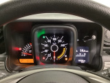 スピードメーターとタコメーターを大きく配した見やすいメーター部になっています。右側のインフォメーション画面でオドメーターや燃費などの情報を確認できます。