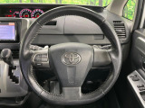 【純正革巻きステアリング】上質な革を使用することで、手にしっかり馴染みとても運転しやすいハンドルです♪