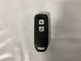 スマートキーを装備しています。鍵を差し込むことなくドアロックの開け閉めと、スタートボタン操作でのエンジンスタートができます。