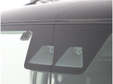 サポカーSとは、衝突被害軽減ブレーキに加えて、高齢者に多いと言われている踏み間違い事故防止をサポートする機能です。詳しくは販売店スタッフまでおたずねください。