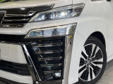 【シーケンシャルターンランプ付きLEDヘッドライト】人気の『流れるウィンカー』付きのLEDヘッドライトを装備♪高級感はもちろん、点灯時は存在感たっぷりで他車からも認識されやすく安心です。