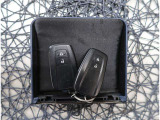 【スマートキー】キーをバッグやポケットに入れたままでもドアロックの開閉が出来るほか、エンジンキーを挿さなくてもエンジンスタートストップが出来ます。