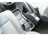 運転席と助手席の間にドリンクホルダーがあります。
