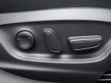 運転席は電動でシートの位置を調整することができます。
