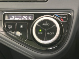 【オートエアコン】一度お好みの温度に設定すれば、車内の温度を検知し風量や温度を自動で調整。暑い&hellip;寒い&hellip;と何度もスイッチ操作をする必要はありません。快適な車内空間には必須の機能ですね♪