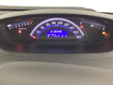 真ん中にスピードメーターを配した、見やすいメーターになっています。中央のインフォメーション画面でオドメーターや燃費などの情報を確認できます。