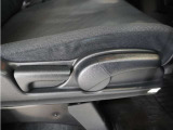 【ハイトアジャスター】レバーの上下操作だけで、座面を運転しやすい高さへ簡単に調節できます。
