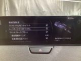 カメラが車線を認識してはみ出しそうになるとステアリングアシストが介入するレーン・キープ・アシストシステムを装備しております。お好みで作動・非作動の設定も可能です。