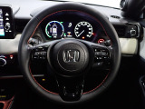ハンドル左側にはオーディオ操作が出来るオーディオリモートコントロールスイッチ、右側にはHonda SENSINGとオートクルーズコントロールのスイッチを装備!