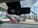インテリジェントルームミラーです。人や物で視界が遮られてても、車体後部のカメラ映像に切り替えることにより、クリアな後方視界を実現しています。