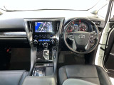 運転席周りのレイアウトをご覧ください。ナビゲーションが綺麗に装着されスッキリ収まってますね!操作スイッチも手が届きやすくわかりやすいです!