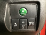 ハンドルの右側にはヘッドライトレベライザーとVSA(ABS+TCS+横滑り抑制)の解除スイッチなどがついています。ヘッドライトレベライザーは道路状況や積荷の加重に応じてライトの高さを調節できます。