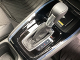 自然に手が届く距離に配置されたシフトレバー。