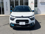 シェブロンマークから伸びたポジションランプとヘッドライト