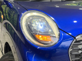 【LEDヘッドライト】悪天候や夜間走行時も良好な視界を確保し安心して運転できる高輝度LEDヘッドライトを装備!点灯速度が早く、消費電力も抑えられています。