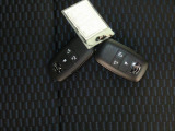 電子キーをポケットやカバンに入れているだけで、ドアの開錠・施錠が行えます。荷物を抱えていてもラクラク開閉です。エンジン始動も行えます。