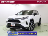 悪路走行の安定感に日常使いでの快適性を備えたコンパクト・クロスオーバーの先駆け【RAV4】。PHV・4WD。コンセントから充電して走ることも、ガソリンで走ることもできます。この車は、車検整備付きです。