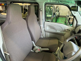 【フロントシート】インパネにシフトが付いているので足元広々!運転席から助手席の移動も楽々♪どちらからでも乗り降り出来るので、狭い場所の乗り降りも楽ちんですよ♪