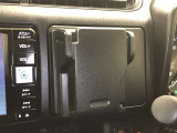マルチホルダーです。スマートフォンやメモ帳などを置いておくのに便利です。プッシュすると小物入れが出現します。