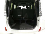 サードシートを格納すると大きな荷台スペースとなります サードシートを起こした状態でも荷物はもちろん詰めます 使用用途に応じてアレンジしてください
