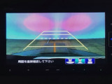 【バックカメラ】運転が苦手な方も車庫入れラクラクです!ギアをリバースに入れれば自動的に切り換わりますので、面倒な操作は不要です♪狭い駐車場もお車を傷つけず安心ですね!
