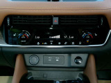 左右で独立して温度設定できるオートエアコンです!運転席、助手席別々に温度設定できると、みんな快適に過ごせますよね♪