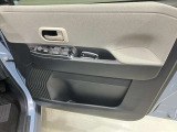 【運転席ドア】ボトルホルダーや収納ポケットが付いているので運転席周りもスッキリ保てます★