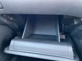 点検ノートとか車検証ブック小物等が入るグローBOXです。