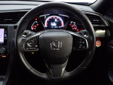 ハンドル左側にはオーディオ操作が出来るオーディオリモートコントロールスイッチ、右側にはHonda SENSINGとオートクルーズコントロールのスイッチを装備!
