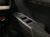 電動格納式リモコンドアミラーと、パワーウィンドウスイッチ等は運転席ドアにあります。