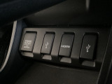 アクセサリーソケットはUSBのアダプターなどをつければ、スマホの充電にも使えます。周辺には物が置けるトレーがついています。