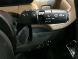 車外の明るさに応じでライトを点灯、消灯してくれるオートライト機能です☆お天気の良い昼間のトンネル走行などオートにしてると便利で安心です☆エンジン停止時にライトの消し忘れも無くなります☆