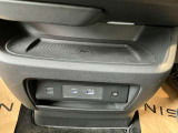 ナビと接続USBポートに置くだけ充電も付いています。