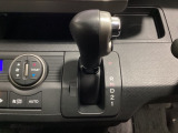 5速AT車のセレクトレバーです。低速から高速までスムーズな走りを実現するとともに、エンジン効率のよい領域を維持することで燃費にも貢献します。