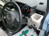運転席側にも便利なドリンクホルダー付いています。