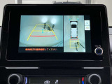 バックカメラの他に上から見下ろしたような画像が見れるアラウンド(全方位)モニター。前後左右を把握できる、すごい機能が装備されています!