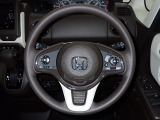 ハンドル左側にはオーディオ操作が出来るオーディオリモートコントロールスイッチ、右側にはHonda SENSINGとオートクルーズコントロールのスイッチを装備!